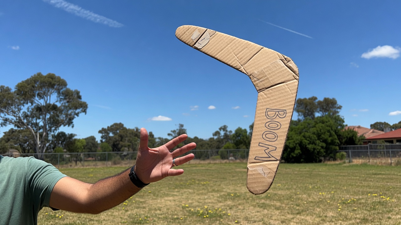Diagram showing lift difference and precession on a boomerang